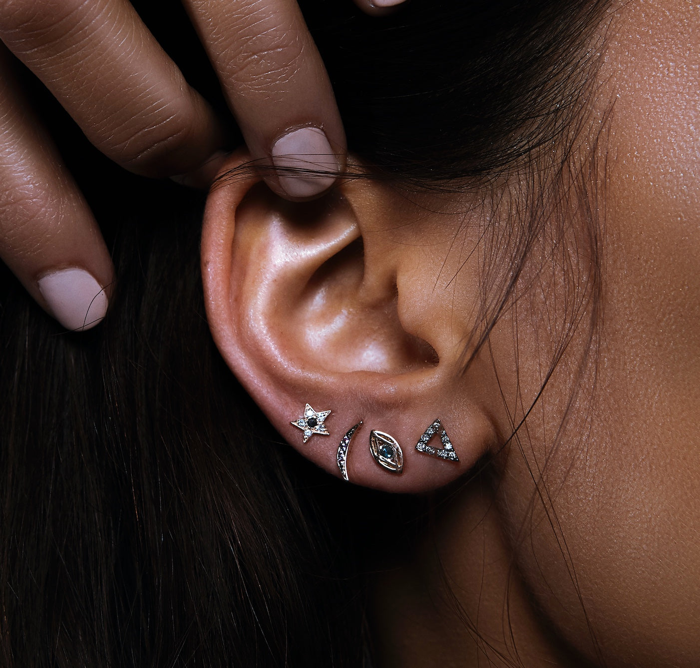 TRIANGLE STUD GREY DIAMONDS