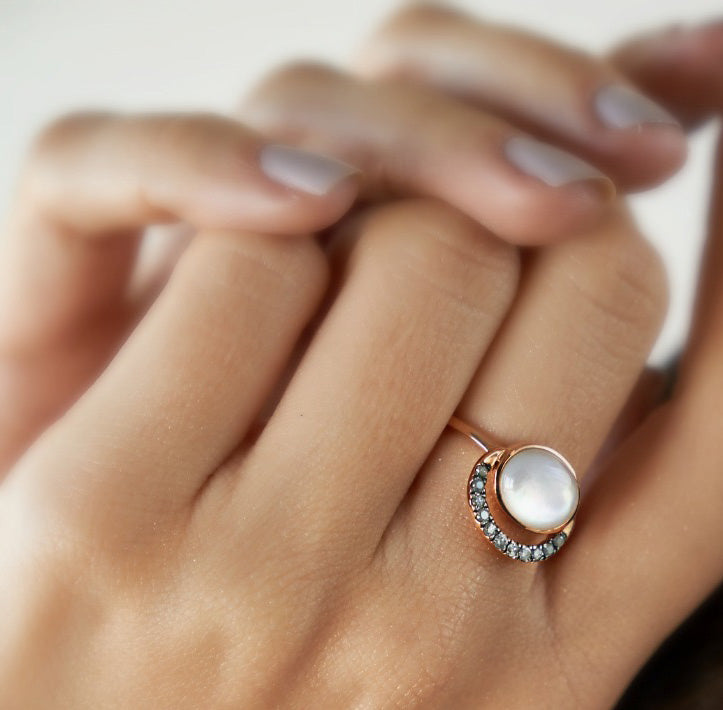 LALUNA RING WHITE MOTHER OF PEARL